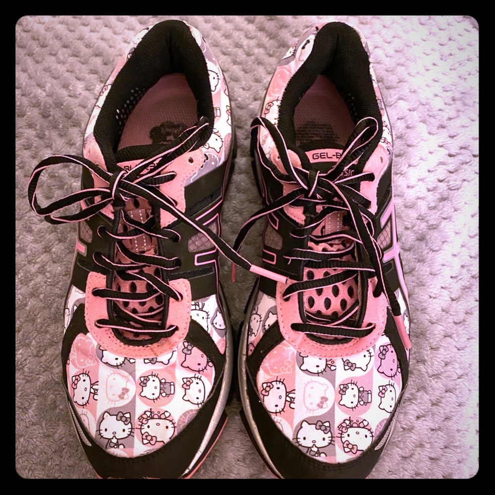 🎀HELLO KITTY ASICS RUNNING SHOE. SZ 8🎀